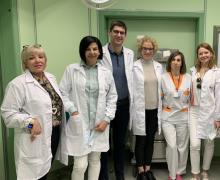 Некоторые участники теоретико-практических интенсивных курсов, индивидуально или в очень небольших группах, на электромагнитной кафедре д-ра Арнода