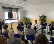 Conferenza stampa ad Aprilia il 18.05.2023 in seguito alla donazione di un innovativo sistema laser messo gratuitamente a disposizione delle donne curate presso la struttura di Aprilia e l’Ospedale Regina Apostolorum di Albano Laziale dall'Associazione di Promozione Sociale Mamanonmama, presieduta e fondata da Amalia Vetromile e al suo progetto Sex and Cancer, in seguito ad una donazione effettuata dalla DEKA.