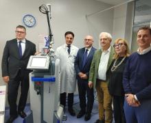 Conferenza stampa ad Aprilia il 18.05.2023 in seguito alla donazione di un innovativo sistema laser messo gratuitamente a disposizione delle donne curate presso la struttura di Aprilia e l’Ospedale Regina Apostolorum di Albano Laziale dall'Associazione di Promozione Sociale Mamanonmama, presieduta e fondata da Amalia Vetromile e al suo progetto Sex and Cancer, in seguito ad una donazione effettuata dalla DEKA.