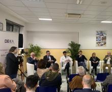 Conferenza stampa ad Aprilia il 18.05.2023 in seguito alla donazione di un innovativo sistema laser messo gratuitamente a disposizione delle donne curate presso la struttura di Aprilia e l’Ospedale Regina Apostolorum di Albano Laziale dall'Associazione di Promozione Sociale Mamanonmama, presieduta e fondata da Amalia Vetromile e al suo progetto Sex and Cancer, in seguito ad una donazione effettuata dalla DEKA.