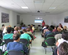 18.10.2014 Il maestro di Nordic Walking Monica Deiana illustra ai presenti al convegno i benefici dei gesti di questa pratica sportiva sulle pazienti gravide