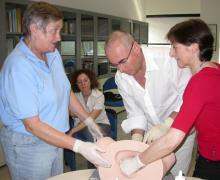 17.05.2009 Alcuni momenti del corso teorico-pratico sull'utilizzo della ventosa ostetrica da parte del Prof. Aldo Vacca in caso di emergenza in sala parto